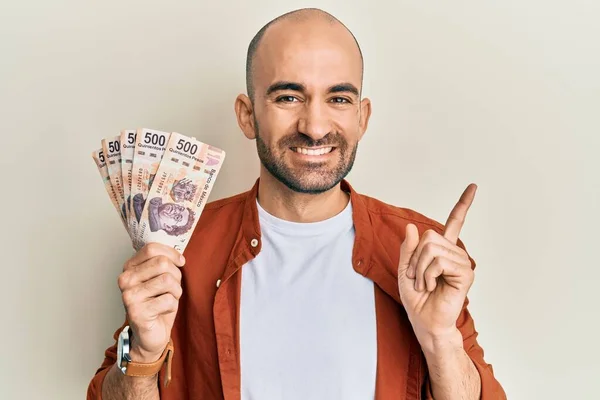 Junger Hispanischer Mann Hält 500 Mexikanische Pesos Banknoten Und Lächelt — Stockfoto