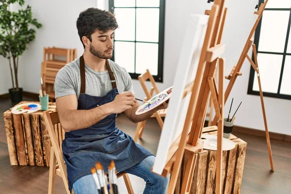 Jovem Artista Hispânico Homem Concentrado Pintura Estúdio Arte — Fotografia de Stock