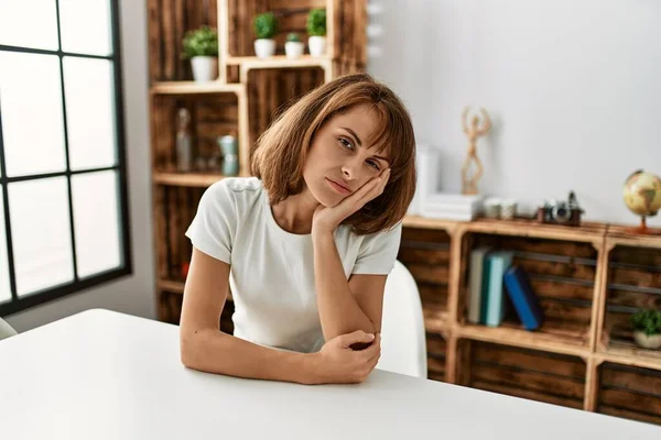 Ung Kaukasiska Flicka Bär Casual Kläder Sitter Bordet Hemma Tänker — Stockfoto