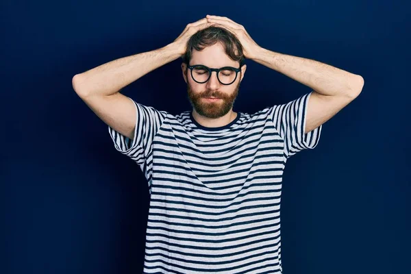 Homem Caucasiano Com Barba Vestindo Camiseta Listrada Óculos Sofrendo Dor — Fotografia de Stock