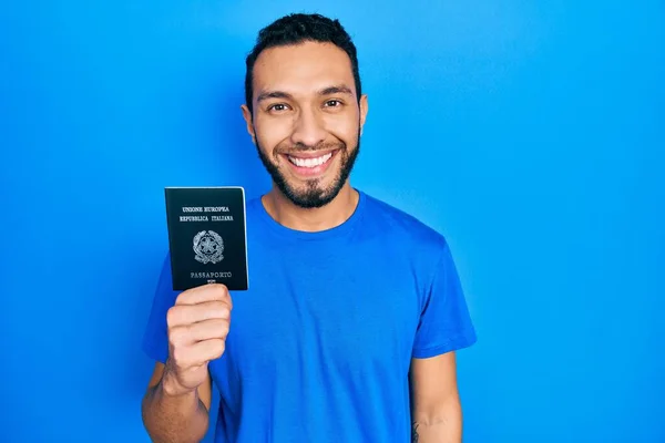 Homem Hispânico Com Barba Segurando Passaporte Itália Com Sorriso Feliz — Fotografia de Stock