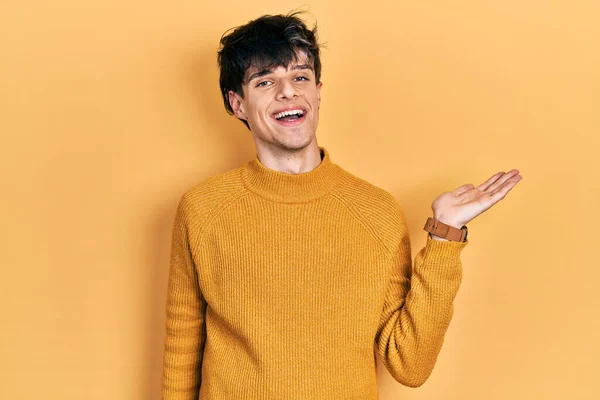 Όμορφος Hipster Νεαρός Άνδρας Φορώντας Casual Κίτρινο Πουλόβερ Χαμογελώντας Χαρούμενα — Φωτογραφία Αρχείου