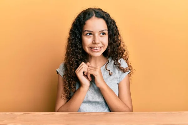 Έφηβος Ισπανόφωνη Κοπέλα Φορώντας Casual Ρούχα Κάθεται Στο Τραπέζι Γελώντας — Φωτογραφία Αρχείου