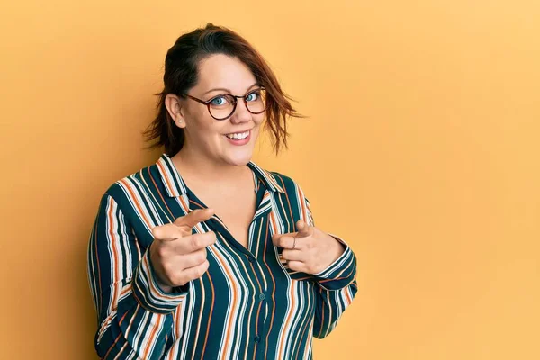 Jonge Blanke Vrouw Draagt Casual Kleding Bril Wijzende Vingers Naar — Stockfoto