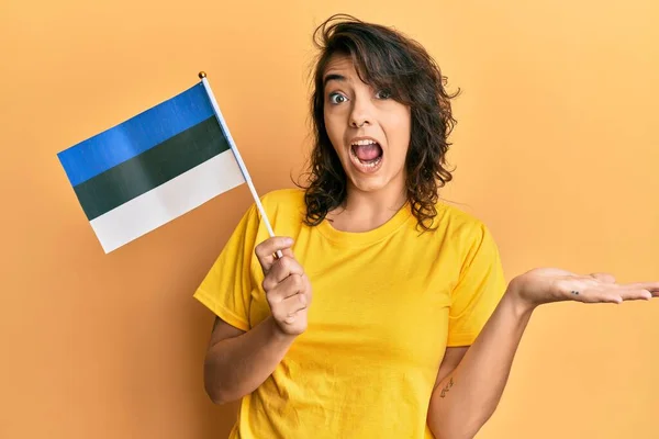 Jovem Hispânica Segurando Bandeira Estonia Celebrando Realização Com Sorriso Feliz — Fotografia de Stock