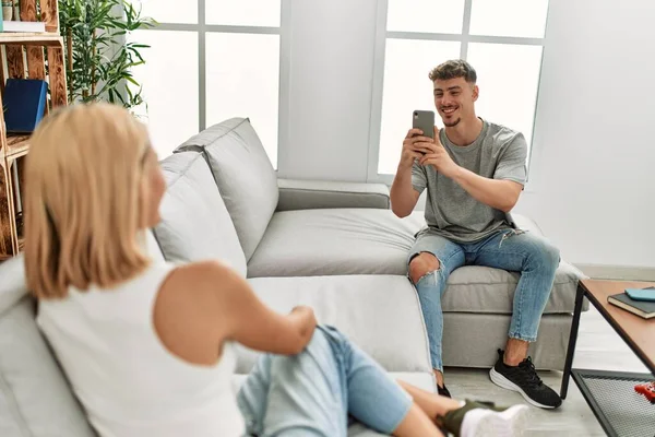 Mann Fotografiert Freundin Hause Mit Smartphone — Stockfoto