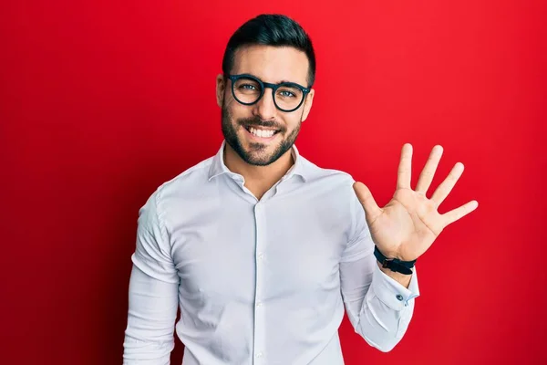 Joven Empresario Hispano Vistiendo Camisa Gafas Mostrando Señalando Con Los — Foto de Stock