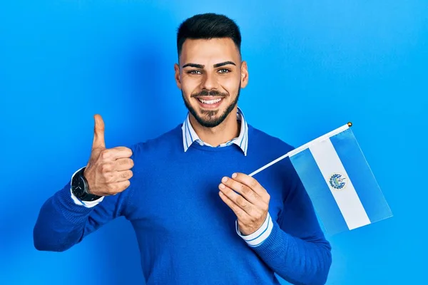 Ung Latinamerikansk Man Med Skägg Håller Salvador Flagga Ler Glad — Stockfoto