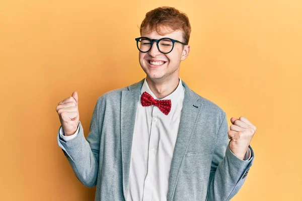 Joven Hombre Nerd Caucásico Con Gafas Con Look Elegante Hipster —  Fotos de Stock