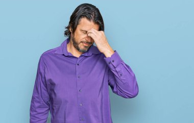 Orta yaşlı, iş gömleği giyen yakışıklı adam yorgun burnu ve gözleri ovuşturup yorgun ve baş ağrısı çekiyor. Stres ve hüsran kavramı. 