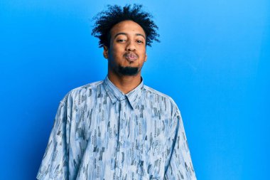 Sakallı, sıradan kıyafetler giyen, komik yüzlü, yanak şişiren Afrikalı genç bir Amerikalı. Havayla şişmiş ağız, çılgın bir ifade.. 