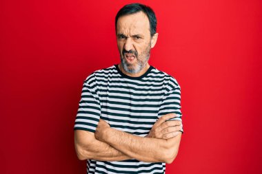 Orta yaşlı İspanyol bir adam gündelik kıyafetler giyiyor. Hiçbir şeyden haberi yok ve kafası karışık. şüphe kavramı. 