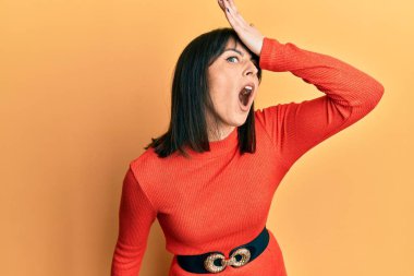 Gündelik giysiler giyen genç İspanyol kadın bir hata sonucu el ele tutuşup şaşırdı. Hatayı hatırla. Unuttum, kötü hafıza kavramı. 