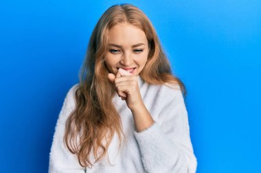 Güzel sarışın, beyaz kadın, sıradan bir kazak giyiyor kendini iyi hissetmiyor ve soğuk algınlığı veya bronşitin belirtisi olarak öksürüyor. sağlık hizmeti kavramı. 