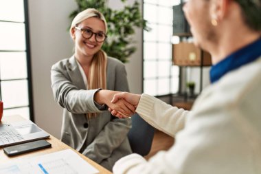 İki işletme yöneticisi ofiste el sıkışıyor..