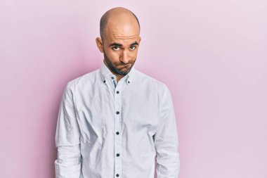 Gündelik kıyafetler giyen, kuşkucu ve gergin genç İspanyol bir adam sorun yüzünden surat asıyor. negatif kişi. 