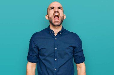 Öfkeli ve kızgın bağıran öfkeli ve öfkeli, öfkeyle bağıran Latin asıllı genç bir adam. öfke ve agresif konsept. 