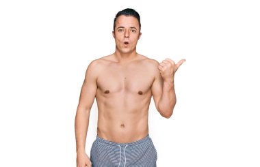 Mayo giyen yakışıklı genç adam şaşırdı. Elini yana kaldırdı, ağzı açık kaldı.. 