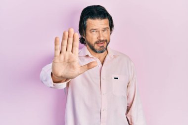 Orta yaşlı, günlük kıyafetler giyen beyaz bir adam avucunun içi gibi şarkı söylemeyi kesiyor. Yüzünde olumsuz ve ciddi bir jest olan uyarı ifadesi. 