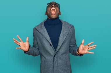 İş kıyafetleri ve gözlük takmış genç Afro-Amerikalı adam başarı için çılgınca kutlama yapıyor kollarını kaldırmış ve gözlerini kapamış heyecanlı çığlıklar atıyordu. Kazanan konsept 