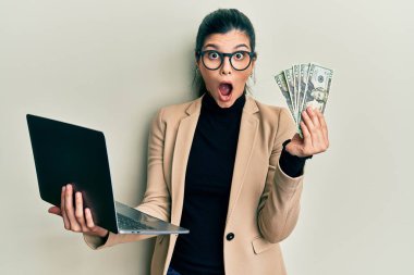 İş stili dizüstü bilgisayar giyen genç İspanyol bir kadın. 50 Euro. Korkuyor ve şok geçiriyor.. 