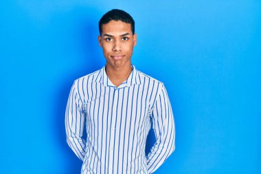 Genç Afro-Amerikalı adam, günlük giysiler giymiş, depresyonda ve sıkıntıdan dolayı endişeli, sinirli ve korkmuş. hüzünlü ifade. 