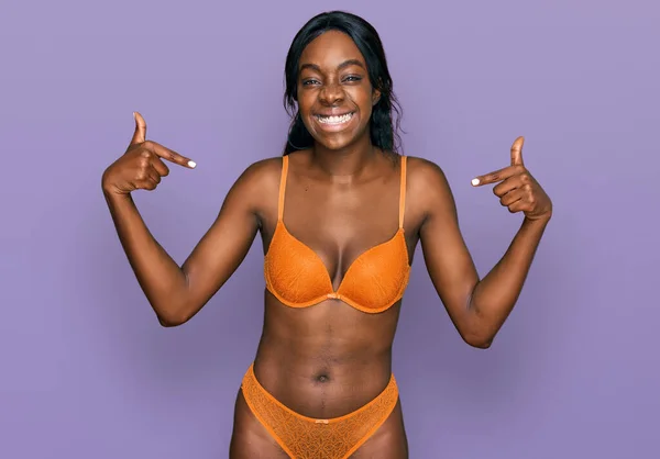 Ung Afrikansk Amerikansk Kvinna Klädd Underkläder Ser Säker Med Leende — Stockfoto