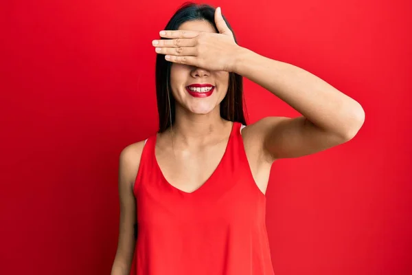Jong Latijns Amerikaans Meisje Casual Stijl Met Mouwloos Shirt Glimlachend — Stockfoto