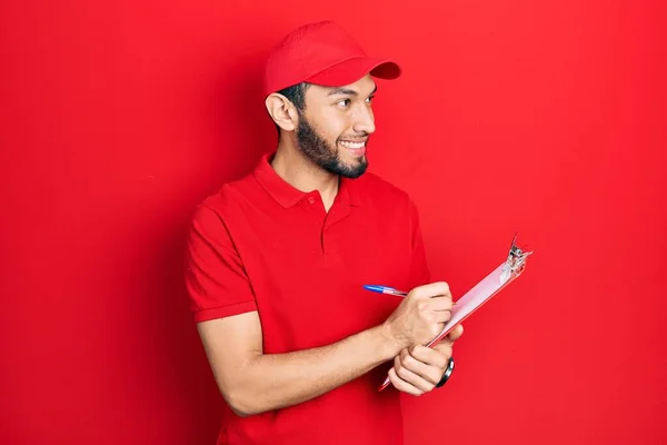 Homem Hispânico Com Barba Vestindo Uniforme Mensageiro Segurando Prancheta Sorrindo — Fotografia de Stock