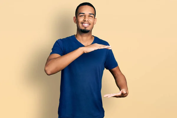 Junger Afrikanisch Amerikanischer Mann Lässigem Shirt Gestikuliert Mit Händen Die — Stockfoto