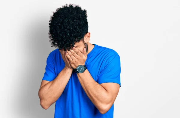 Mladý Arabský Muž Vousy Sobě Ležérní Modré Tričko Smutným Výrazem — Stock fotografie