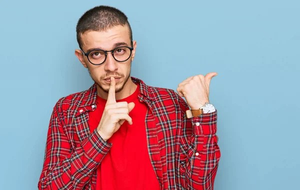 Jovem Hispânico Vestindo Roupas Casuais Pedindo Para Ficar Quieto Com — Fotografia de Stock