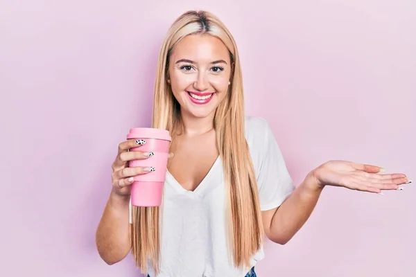 Menina Loira Jovem Segurando Café Celebrando Realização Com Sorriso Feliz — Fotografia de Stock
