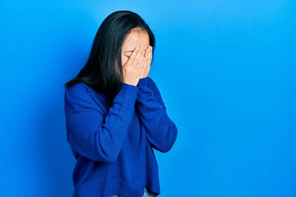 泣きながら手で顔を覆う悲しい表情でカジュアルな服を着ている若い中国の女の子 うつ病の概念 — ストック写真