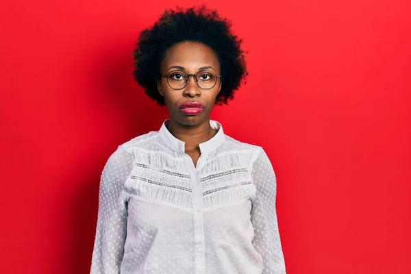 Jovem Afro Americana Vestindo Roupas Casuais Óculos Com Expressão Séria — Fotografia de Stock