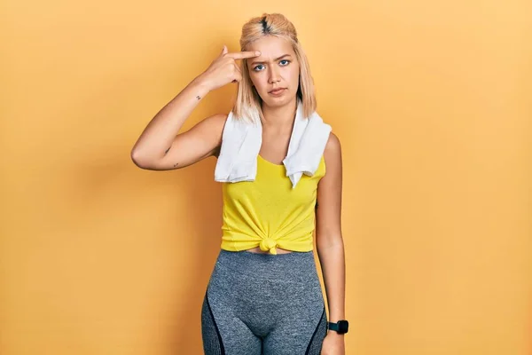 Krásná Blond Sportovní Žena Sobě Cvičení Oblečení Ukazuje Nešťastný Pupínek — Stock fotografie