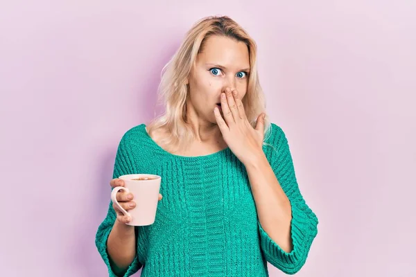 Hermosa Mujer Rubia Caucásica Bebiendo Una Taza Café Cubriendo Boca —  Fotos de Stock