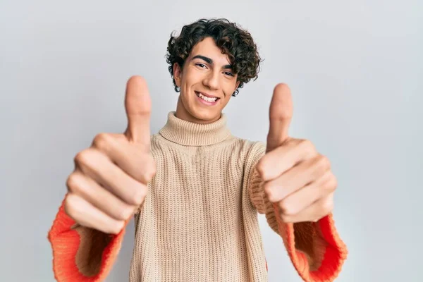 Jovem Hispânico Vestindo Camisola Inverno Casual Aprovando Fazer Gesto Positivo — Fotografia de Stock