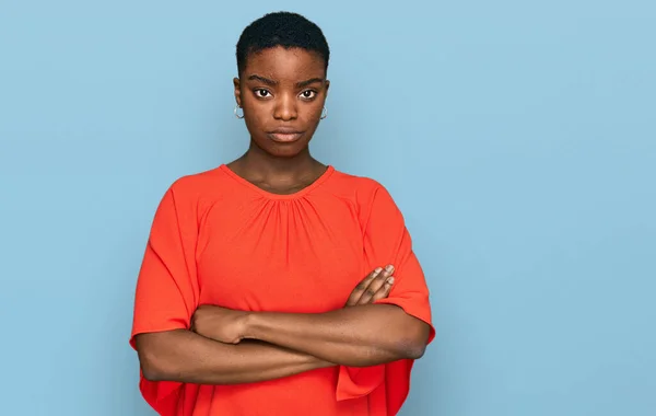 Mladá Afroameričanka Neformálním Oblečení Skeptická Nervózní Nesouhlasící Výraz Tváři Zkříženýma — Stock fotografie