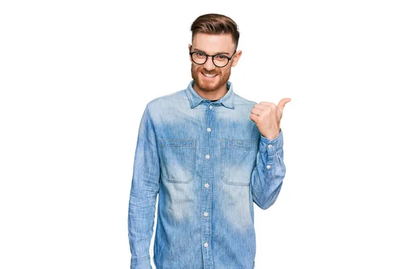 Jovem Ruivo Vestindo Camisa Ganga Casual Sorrindo Com Rosto Feliz — Fotografia de Stock