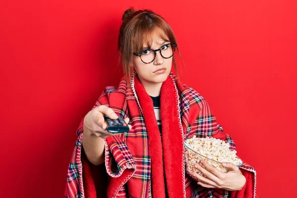 Roodharige Jonge Vrouw Die Popcorn Eet Met Behulp Van Control — Stockfoto