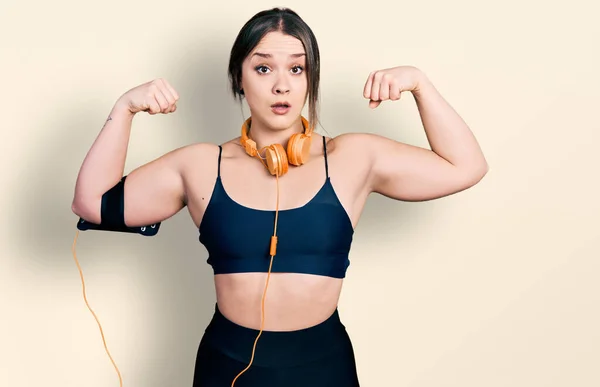 Spor Giyimli Genç Spanyol Kız Şok Olmuş Yüzüne Güçlü Bir — Stok fotoğraf