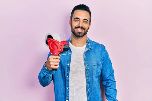 Knappe Spaanse Man Met Baard Die Plakband Vasthoudt Positief Gelukkig — Stockfoto