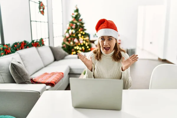 Frau Mittleren Alters Trägt Weihnachtsmannmütze Mit Laptop Verrückt Und Verrückt — Stockfoto
