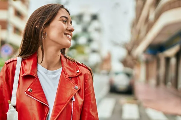 Ung Latinamerikansk Kvinna Ler Lycklig Stående Vid Staden — Stockfoto