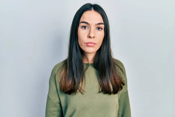 Mulher Morena Jovem Vestindo Camisola Verde Casual Com Expressão Séria — Fotografia de Stock