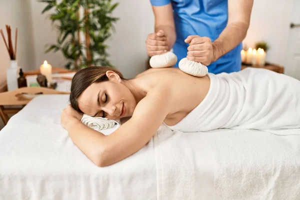 Jovem Mulher Reciving Bolsas Ervas Tailandês Massagem Centro Beleza — Fotografia de Stock