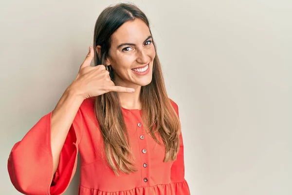 Junge Schöne Frau Legerer Kleidung Lächelt Und Macht Telefongesten Mit — Stockfoto
