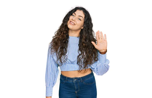 Joven Chica Hispana Usando Ropa Casual Renunciando Decir Hola Feliz —  Fotos de Stock