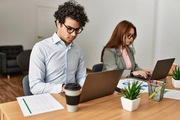 Dos Trabajadores Negocios Con Una Expresión Seria Que Trabajan Usando —  Fotos de Stock